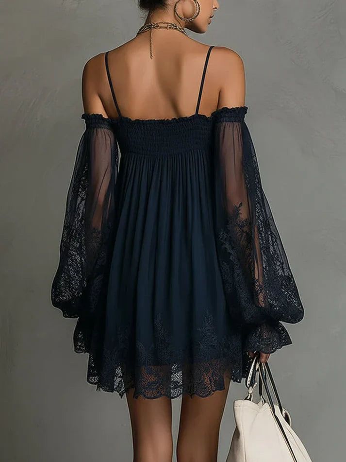 Vestido curto de chiffon com decote que deixa os ombros à mostra, detalhes em renda e mangas transparentes