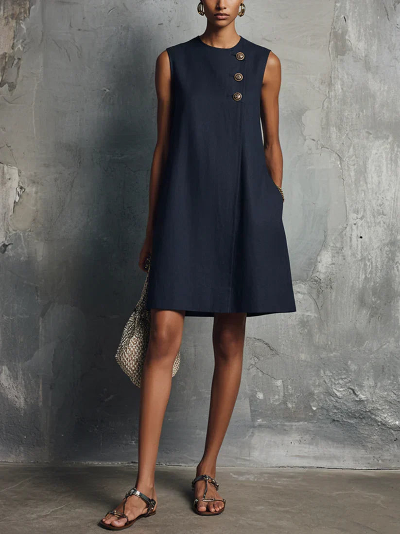 Mini-vestido de senhora em azul escuro, com decote redondo, fecho de botões assimétrico e bolso lateral