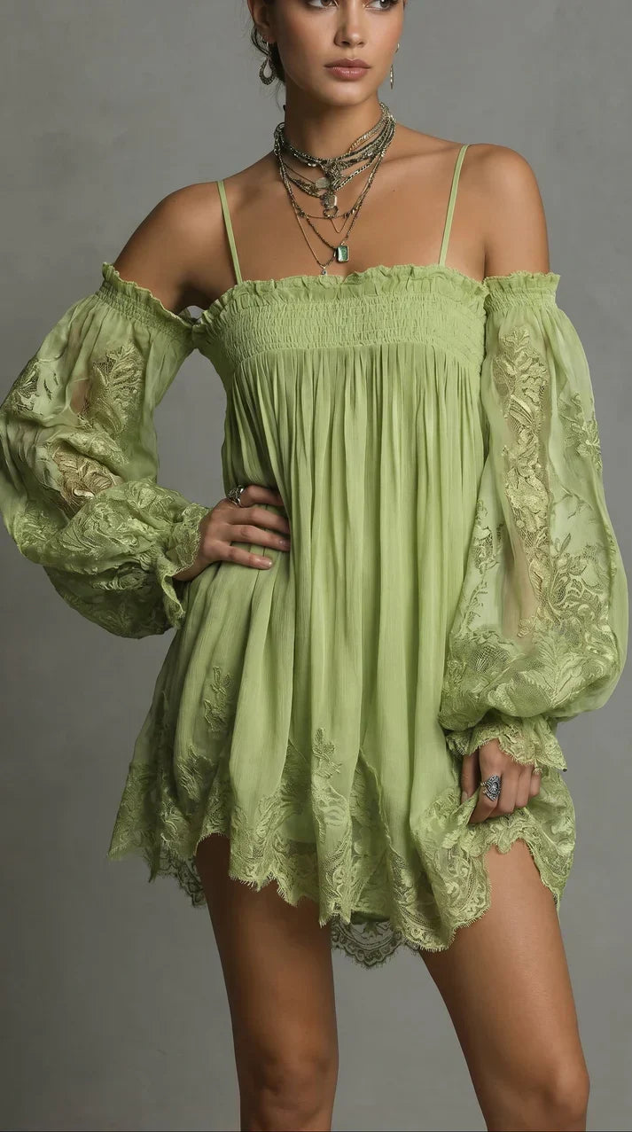 Vestido curto de chiffon com decote que deixa os ombros à mostra, detalhes em renda e mangas transparentes