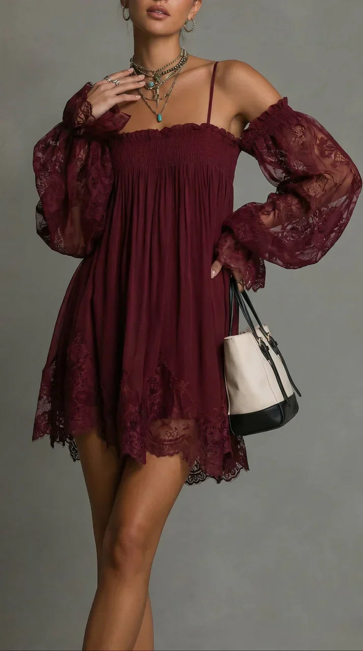 Vestido curto de chiffon com decote que deixa os ombros à mostra, detalhes em renda e mangas transparentes
