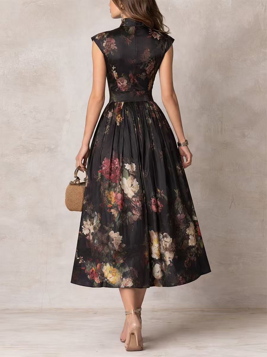 Vestido midi preto de seda plissado, com padrão floral e gola alta