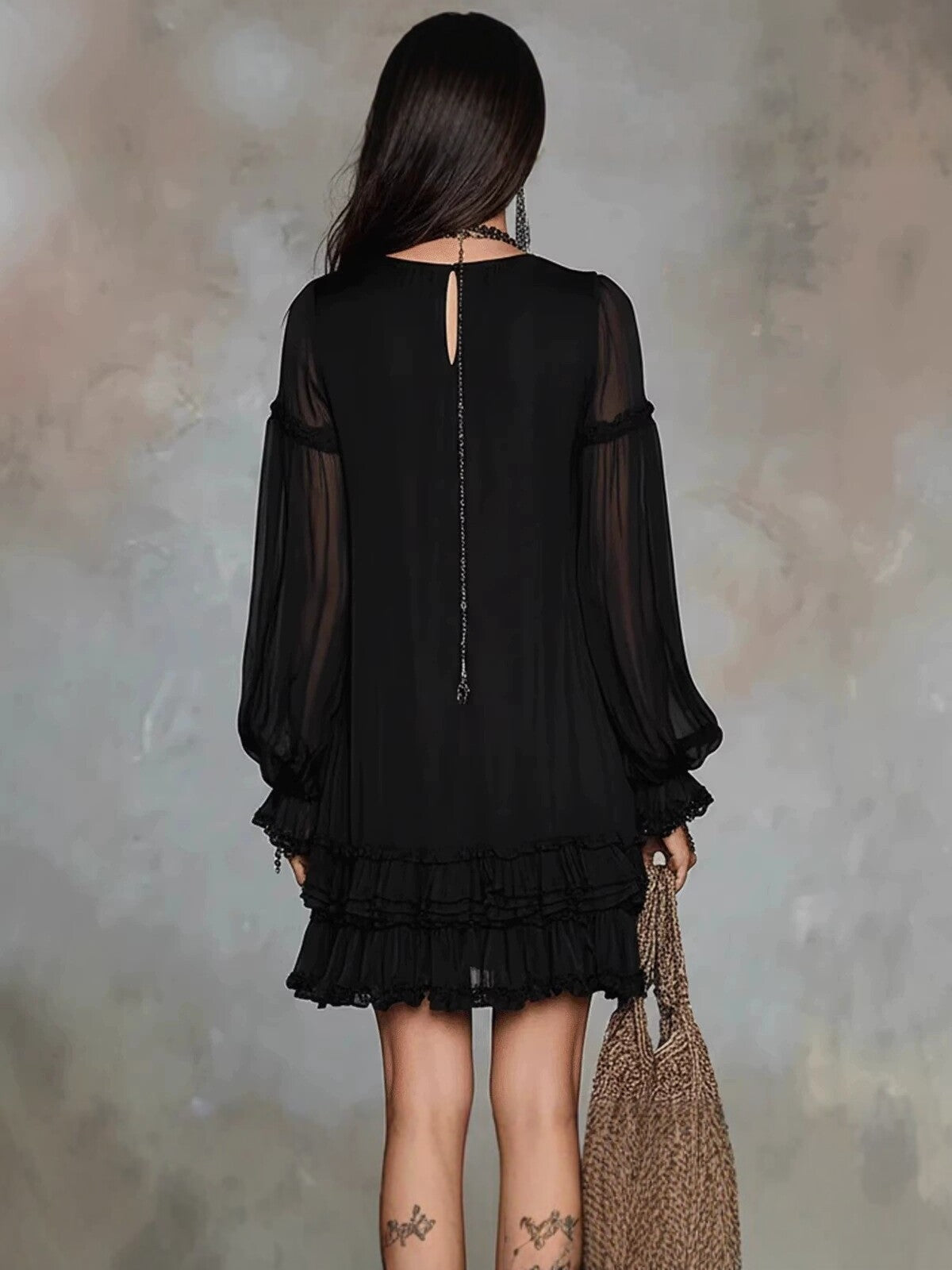 Mini-vestido preto de chiffon com mangas em forma de lanterna e folhos