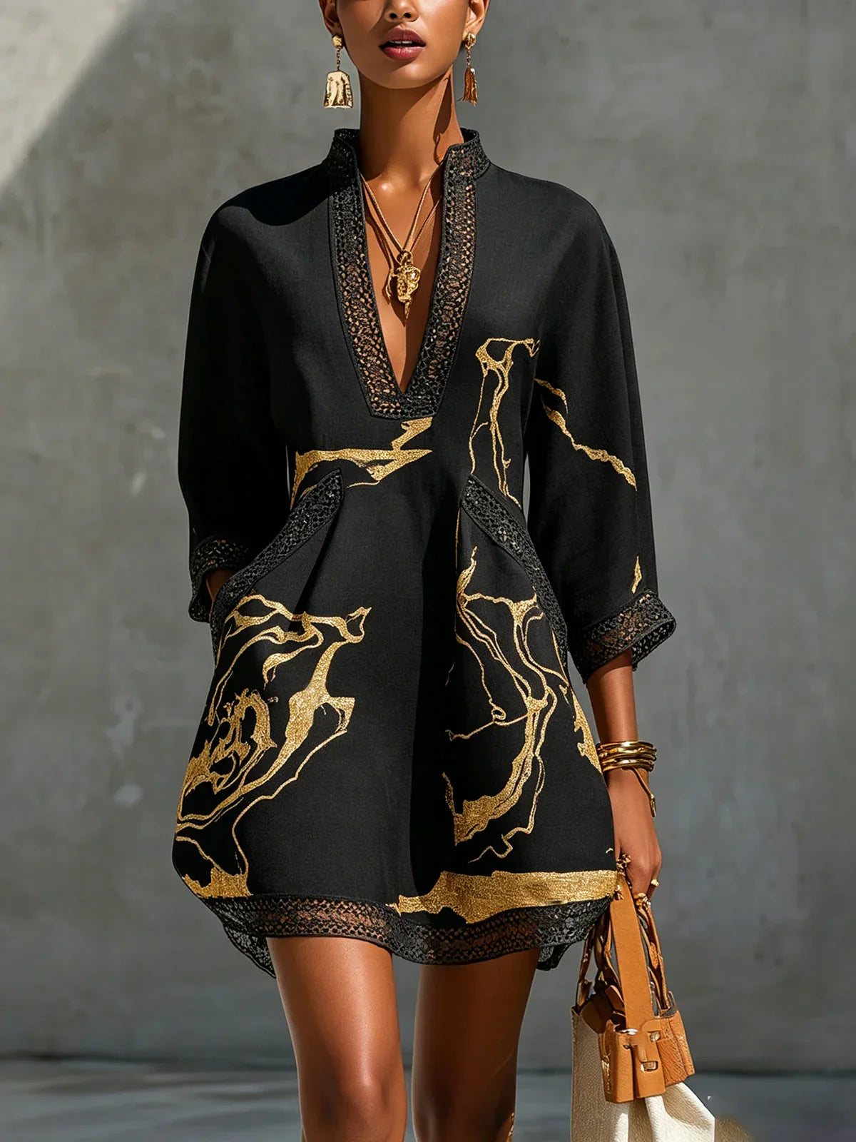 Mini-vestido com decote em V e renda de croché