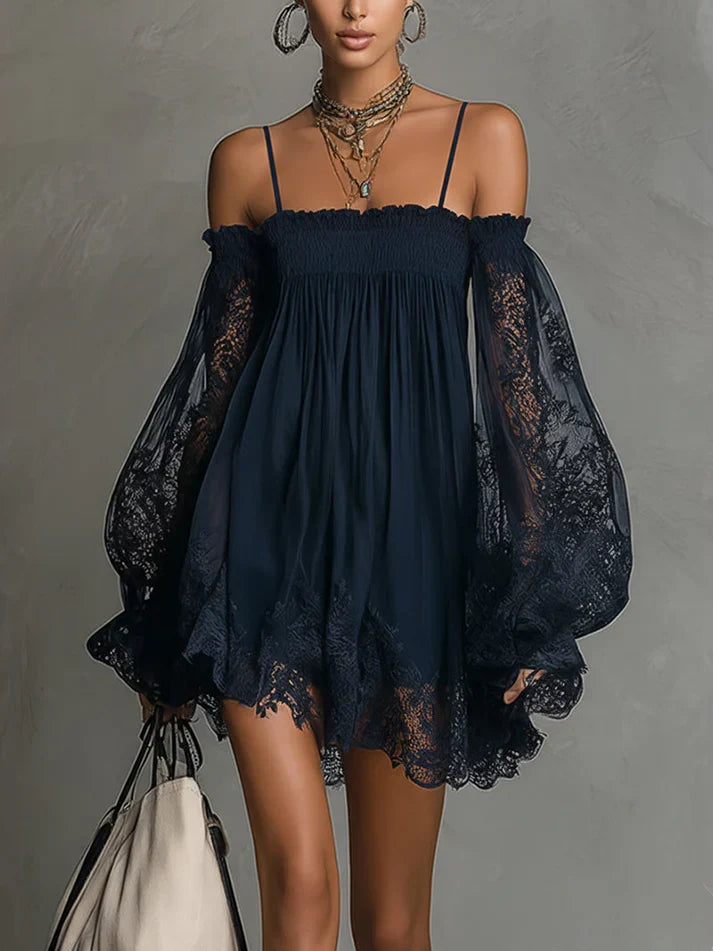 Vestido curto de chiffon com decote que deixa os ombros à mostra, detalhes em renda e mangas transparentes