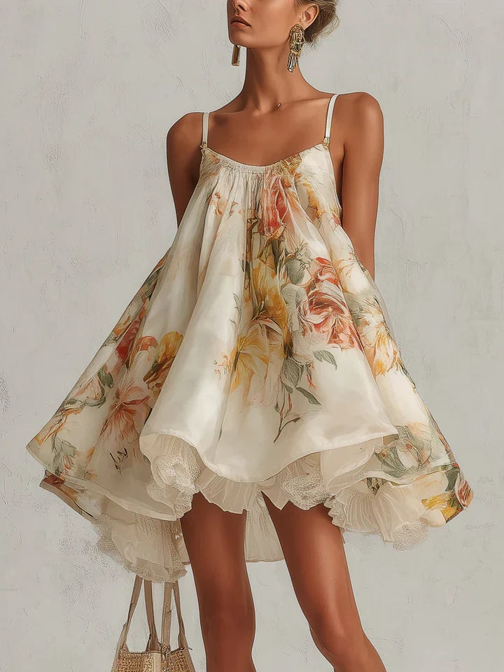 Liliana | Vestido curto em linha A, em organza bege com padrão floral e detalhes em renda