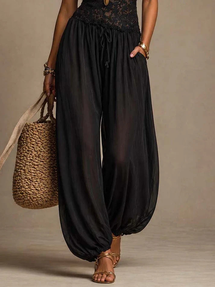 Laia | Macacão com Decote Halter e Renda Fluida