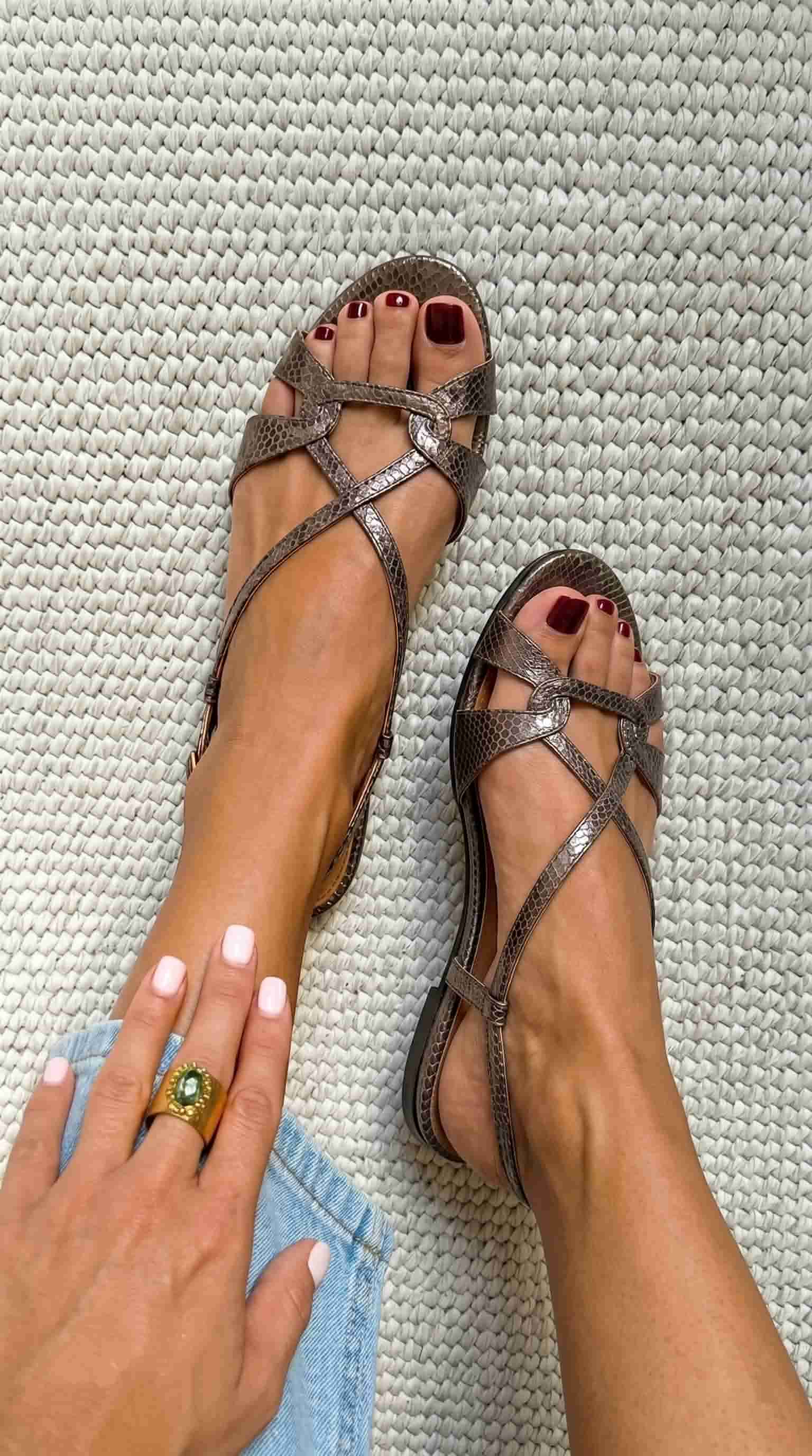 Sandálias slingback rasas efeito serpente Bronze de bico aberto