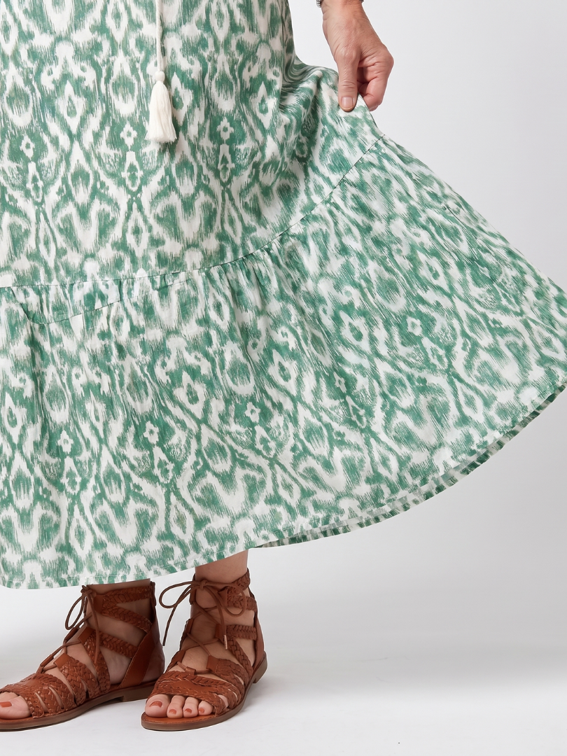 Ilara | Vestido midi estampado com decote em V e cordões com borlas