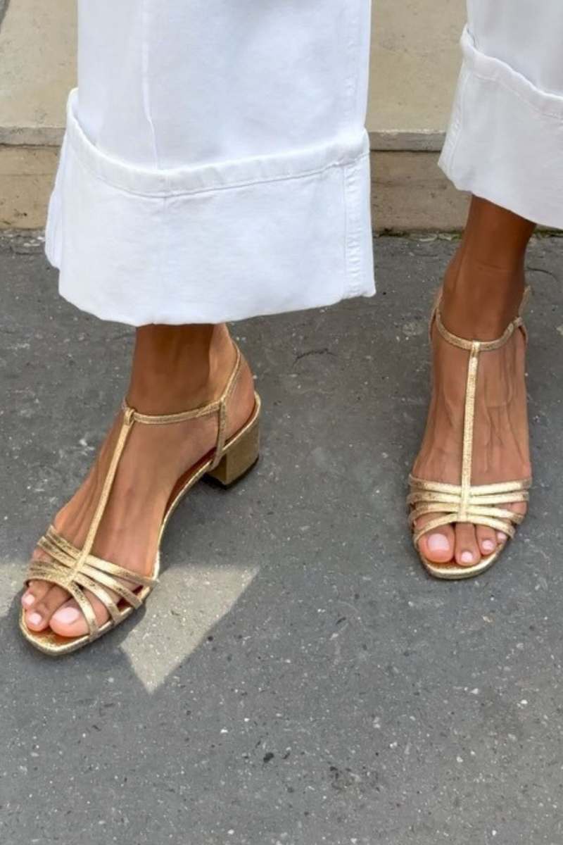 Allegra | Sandálias douradas: elegância no dia a dia