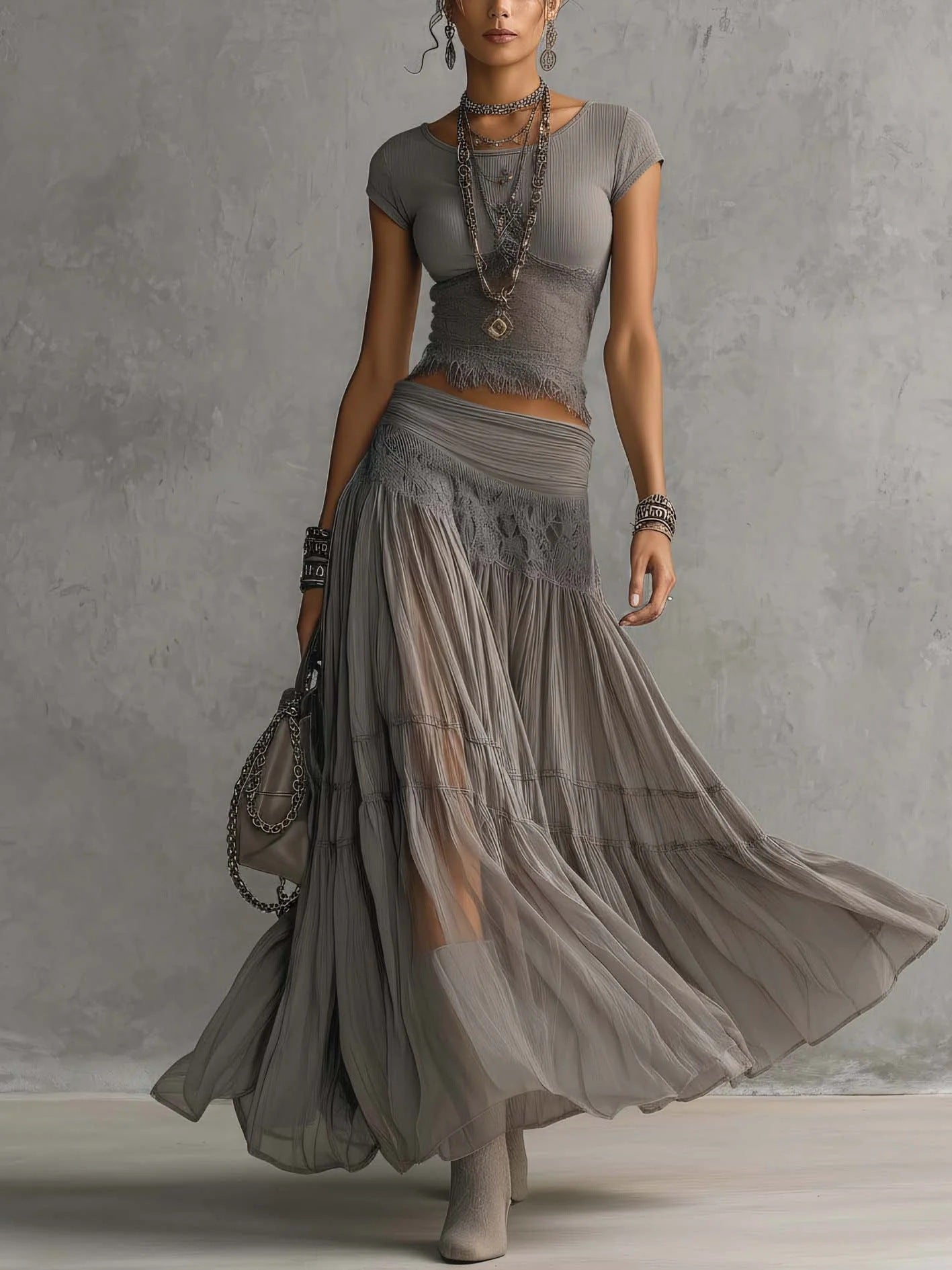 Marianne - Top cinzento transparente com detalhes em renda e saia maxi plissada (conjunto)