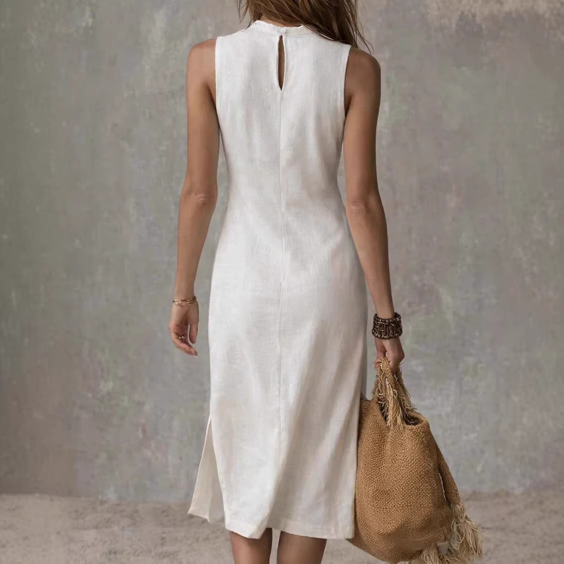 Vestido de malha elegante, de comprimento médio, com uma fenda alta