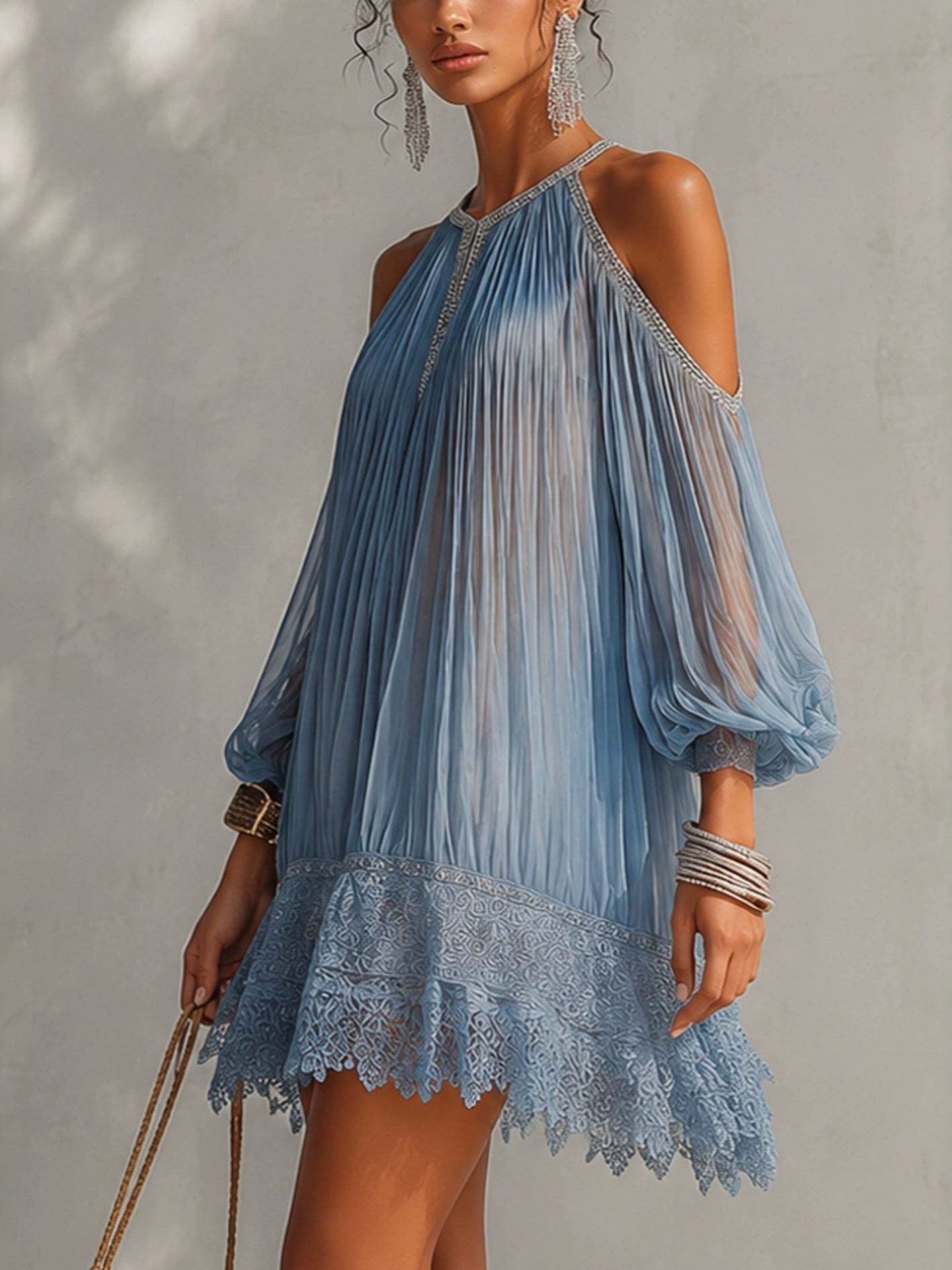 Mini-vestido azul sem alças, com franzidos e acabamento em renda na bainha