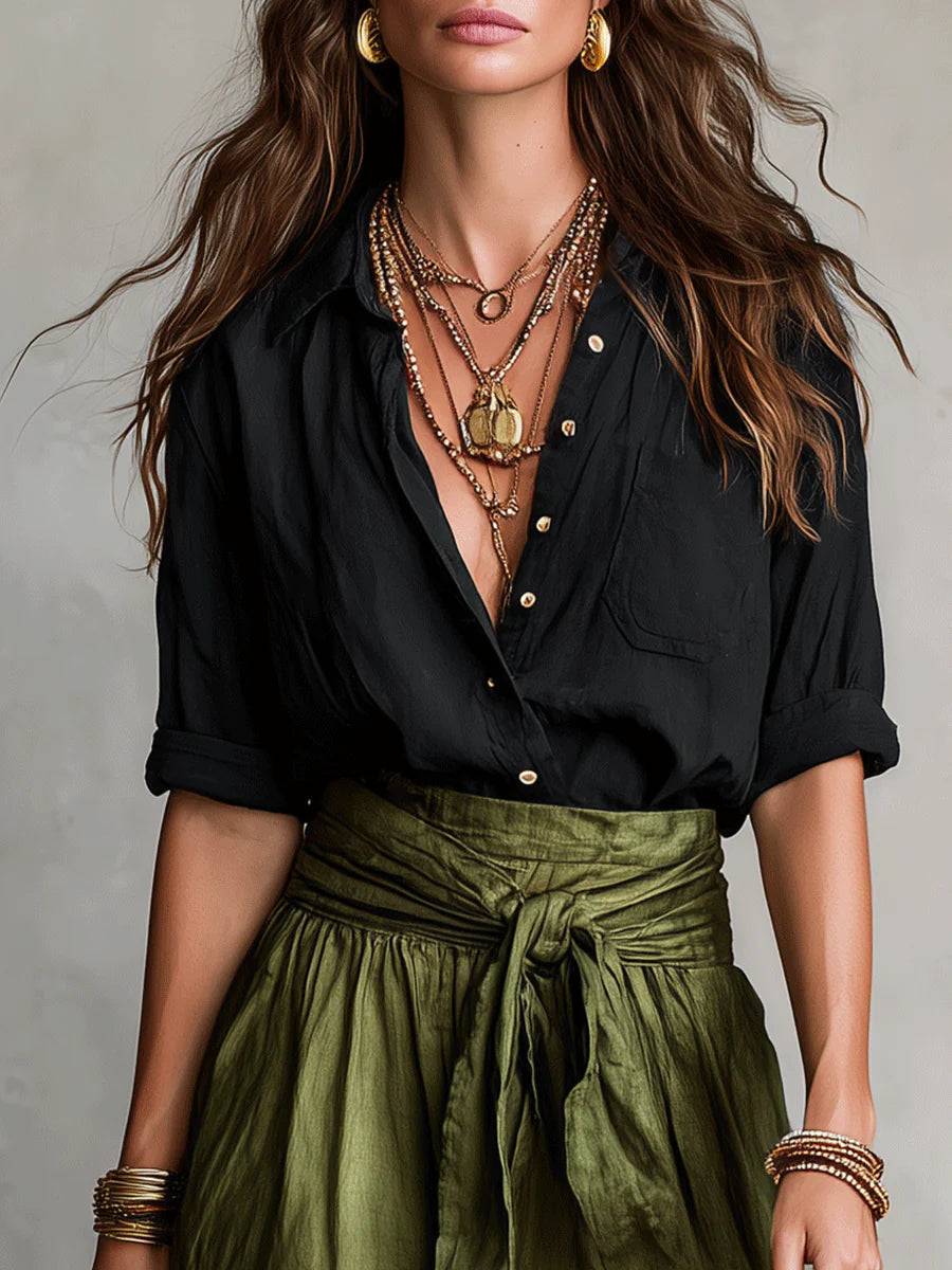 Vera – Conjunto de duas peças: t-shirt preta e saia midi verde-oliva