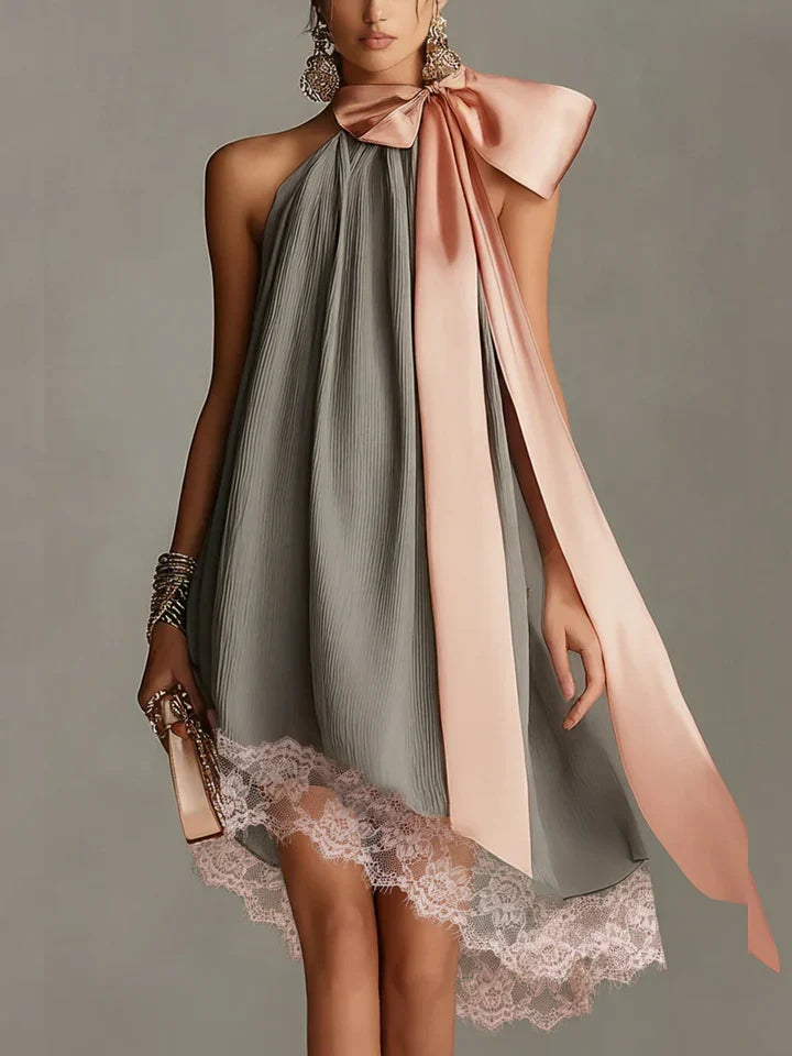 Beatrice | Mini-vestido de cetim cinzento com laço rosa e renda