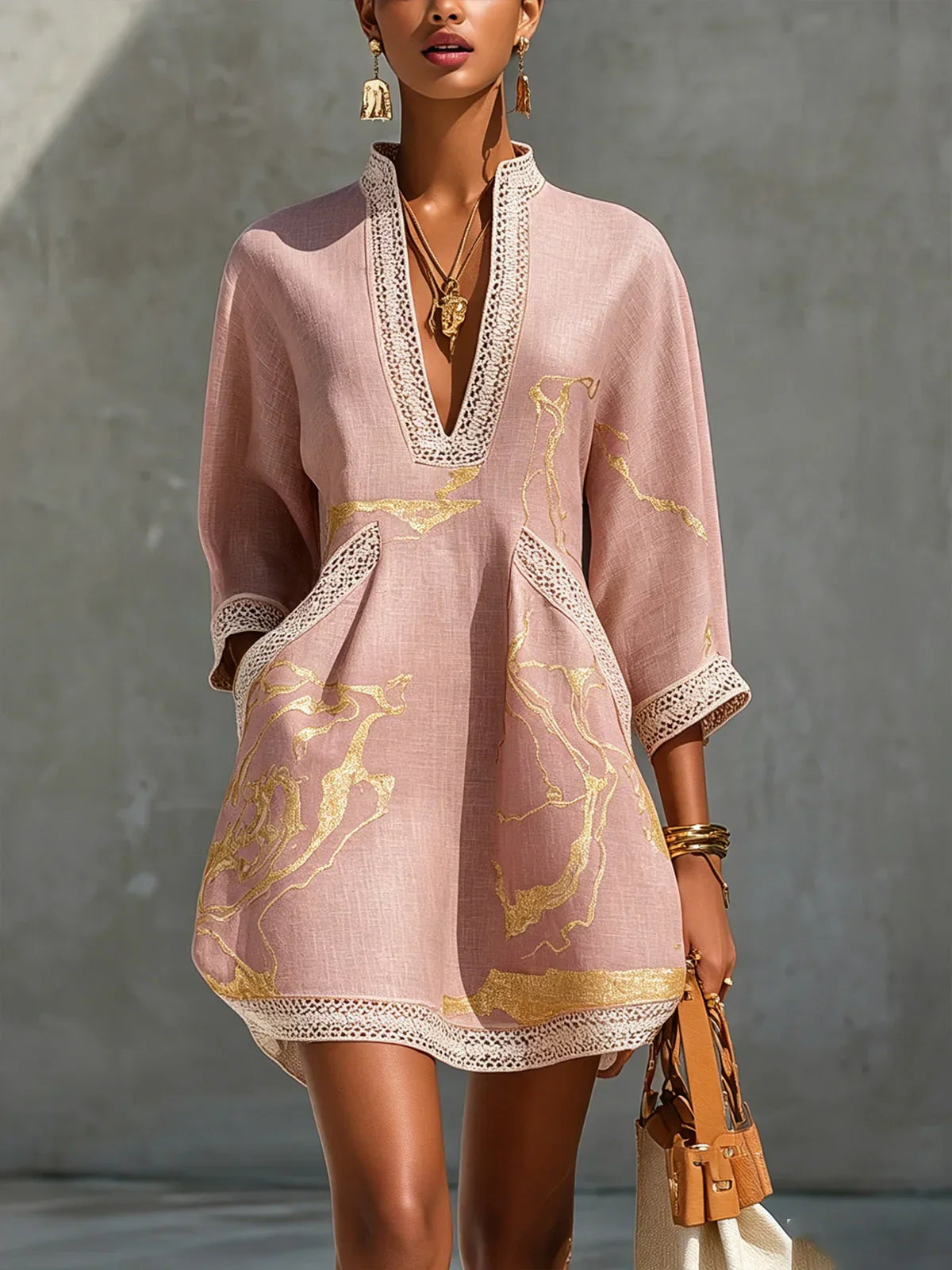 Mini-vestido com decote em V e renda de croché